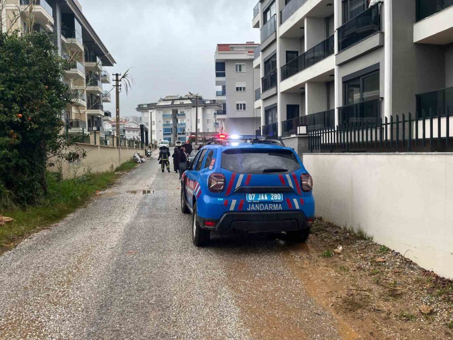 Alanya’da Sağanak Sebebiyle Oba Çayı Taştı, Binaların Bahçelerini Su Bastı