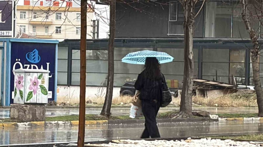 Aksaray’da Rüzgar Ve Şiddetli Yağmur Etkili Oluyor