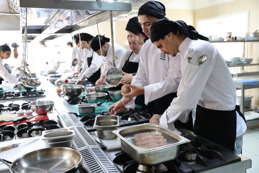 Alkü’lü Öğrenciler Uzak Doğu Mutfağını Uzmanından Öğreniyor