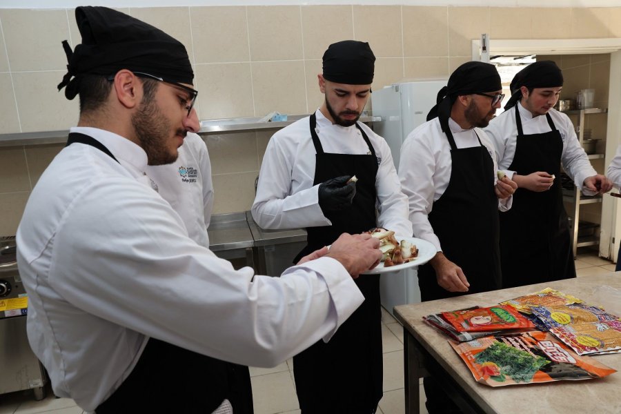 Alkü’lü Öğrenciler Uzak Doğu Mutfağını Uzmanından Öğreniyor