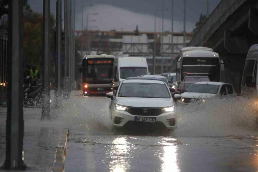 Antalya’da Şiddetli Yağış Hayatı Olumsuz Etkiledi