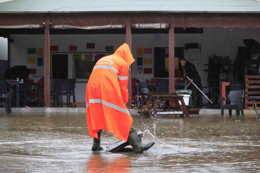 Antalya’da Şiddetli Yağış Hayatı Olumsuz Etkiledi