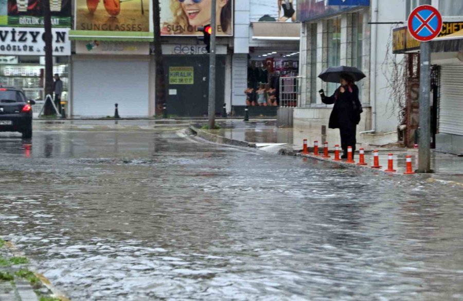 Antalya’da ’sarı Kod’ Uyarısı: Rögarlar Taştı, Telef Olmuş Dana Kıyıya Vurdu