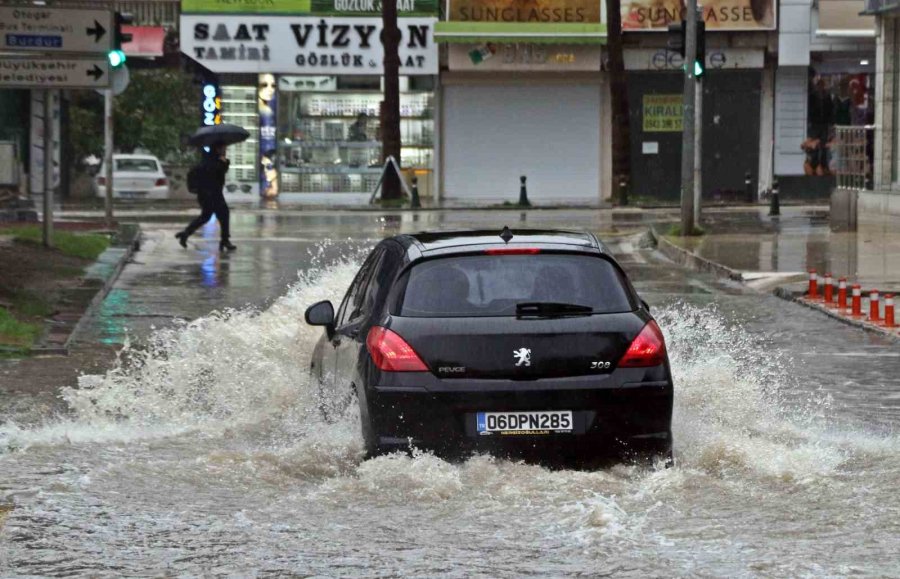 Antalya’da ’sarı Kod’ Uyarısı: Rögarlar Taştı, Telef Olmuş Dana Kıyıya Vurdu