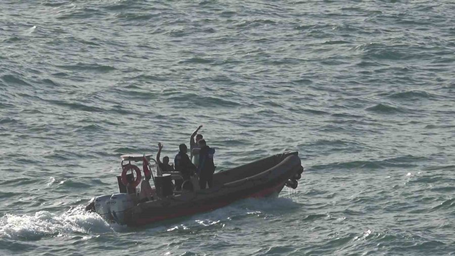 Dalgalarla Boğuşan 2 Kişiyi Deniz Polisi Kurtardı