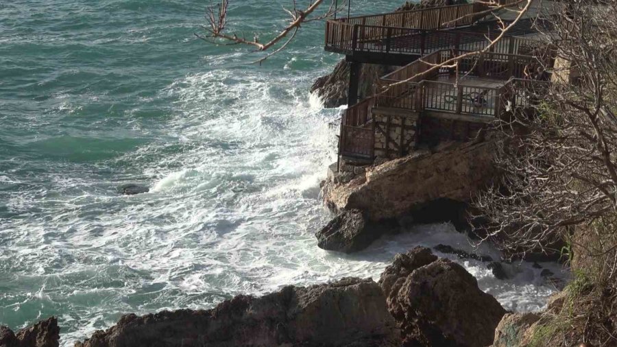 Dalgalarla Boğuşan 2 Kişiyi Deniz Polisi Kurtardı