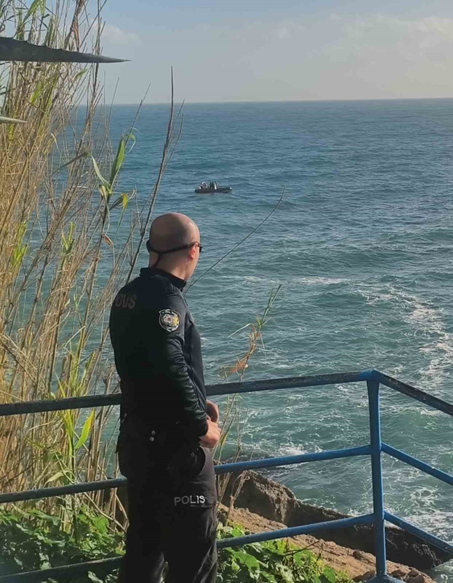 Dalgalarla Boğuşan 2 Kişiyi Deniz Polisi Kurtardı