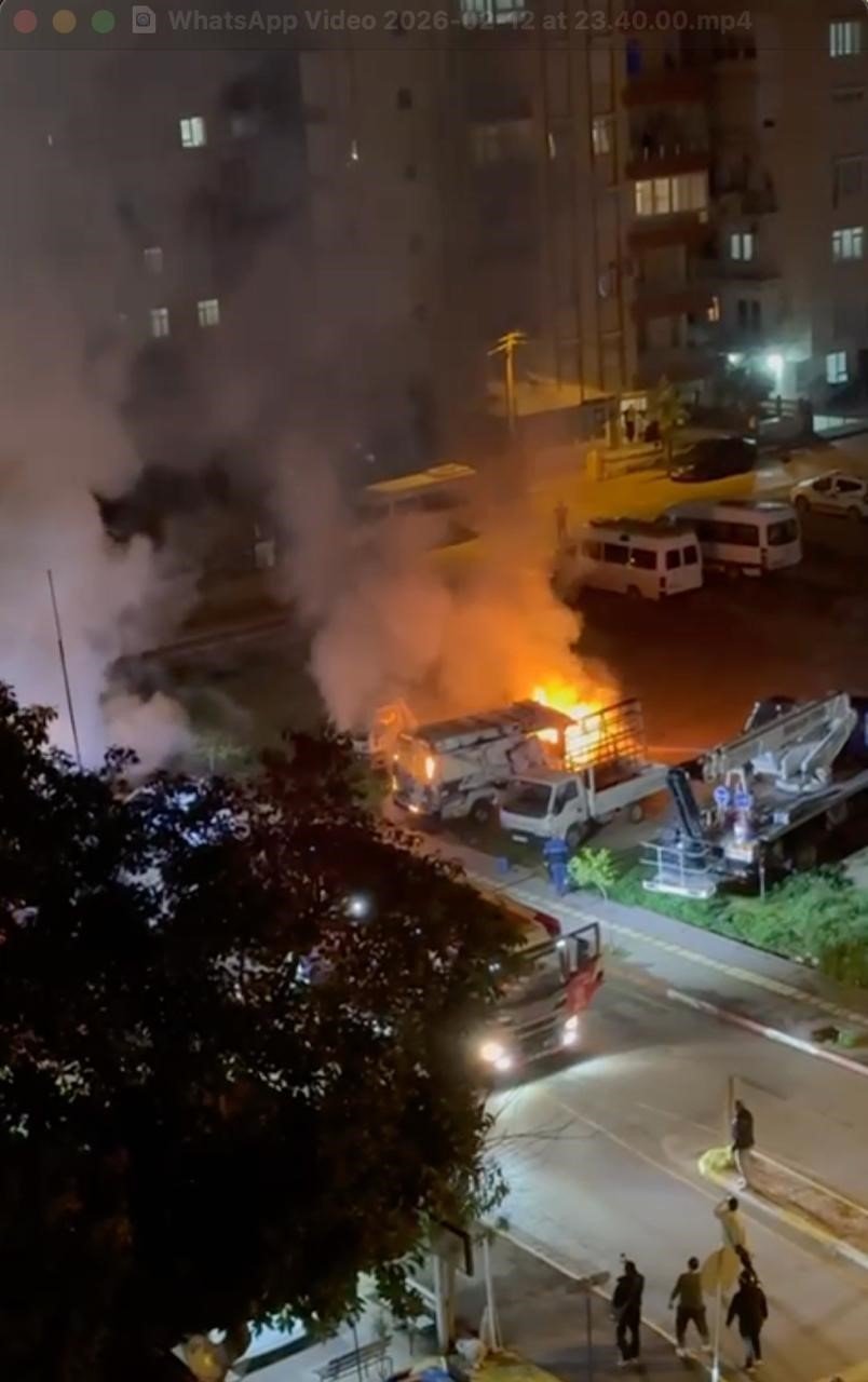 Benzin Dökerek Hem Kendinin Hem De Kız Arkadaşının Aracını Yaktı