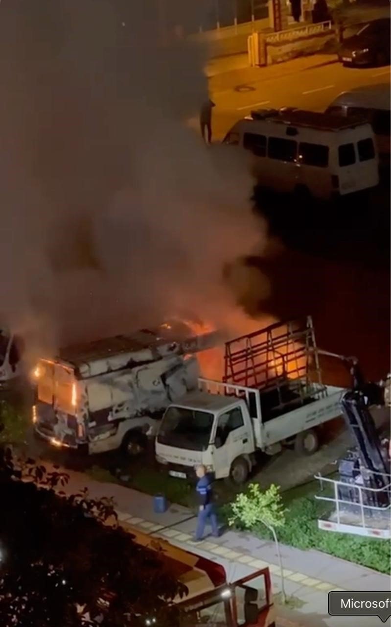 Benzin Dökerek Hem Kendinin Hem De Kız Arkadaşının Aracını Yaktı