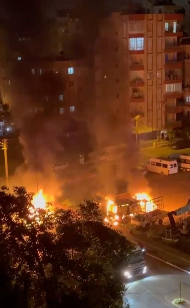 Benzin Dökerek Hem Kendinin Hem De Kız Arkadaşının Aracını Yaktı