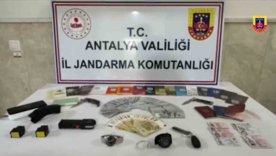 Silahla Tehdit Edilerek Evine Girilen Kadının Ellerini Bağlayıp Yüz Tanıma Sistemiyle Hesabından 18 Bin Euro Çektiler