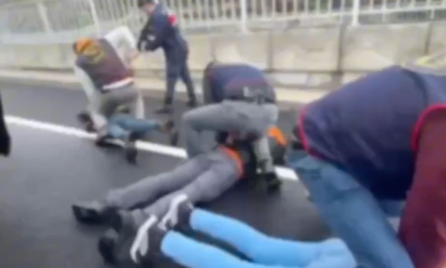 Silahla Tehdit Edilerek Evine Girilen Kadının Ellerini Bağlayıp Yüz Tanıma Sistemiyle Hesabından 18 Bin Euro Çektiler