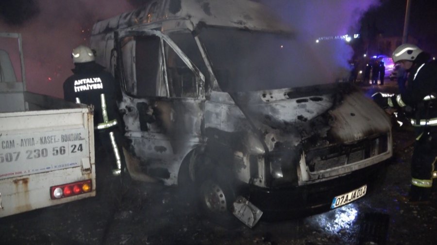 Benzin Dökerek Hem Kendinin Hem De Kız Arkadaşının Aracını Yaktı