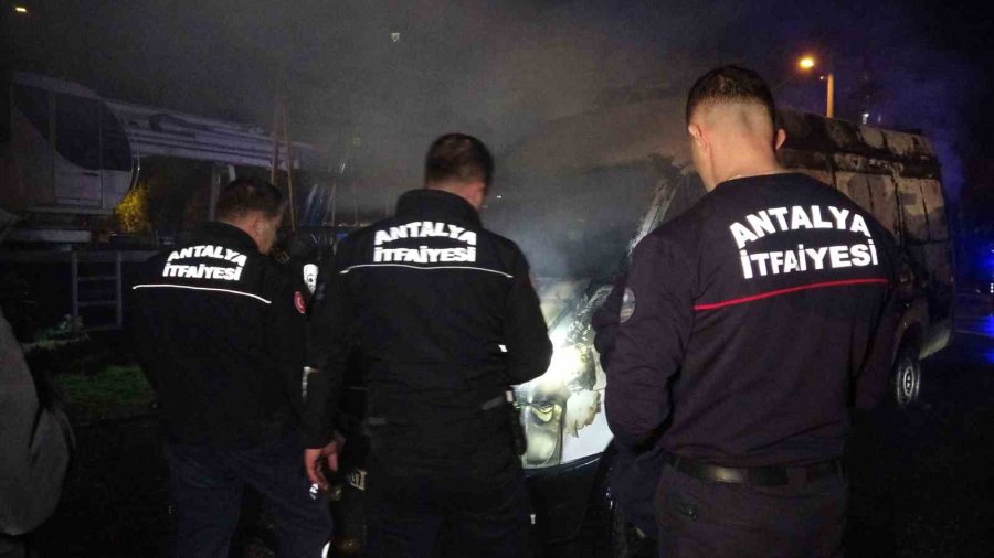 Benzin Dökerek Hem Kendinin Hem De Kız Arkadaşının Aracını Yaktı