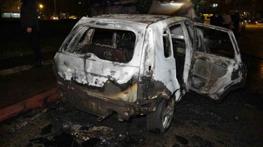 Benzin Dökerek Hem Kendinin Hem De Kız Arkadaşının Aracını Yaktı