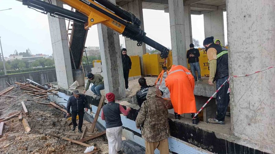 İnşaatta Düşen İşçi Vinç Yardımıyla Kurtarıldı