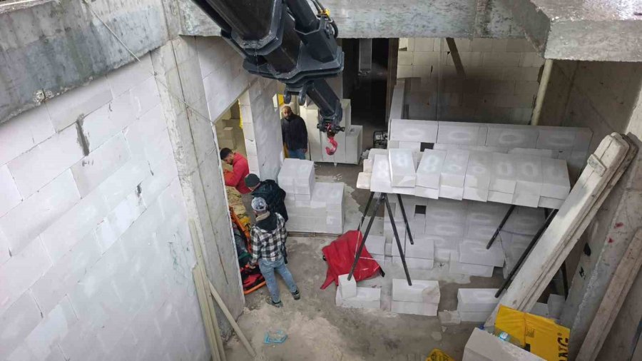 İnşaatta Düşen İşçi Vinç Yardımıyla Kurtarıldı