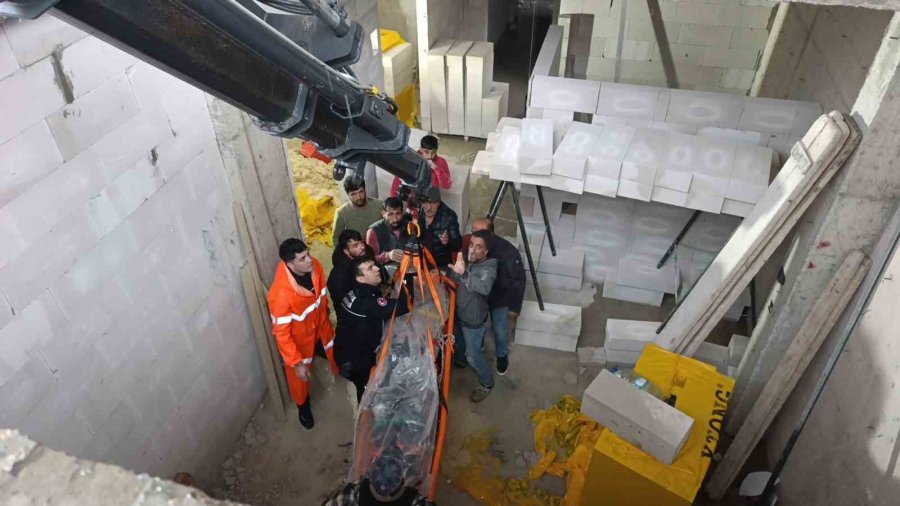 İnşaatta Düşen İşçi Vinç Yardımıyla Kurtarıldı