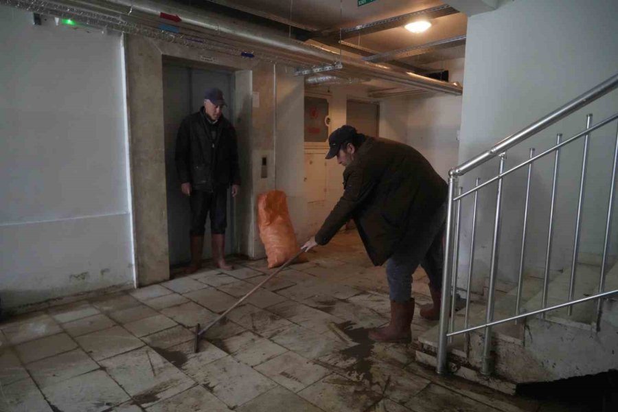 Niğde’nin Çiftlik İlçesinde Yağışın Ardından Taşkınlar Yaşandı