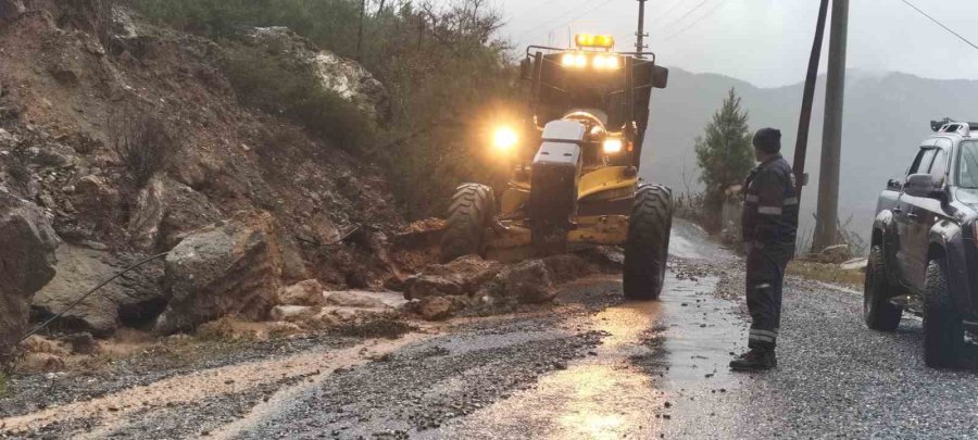 Büyükşehir Ekipleri Şiddetli Yağışa Karşı Teyakkuz Halinde