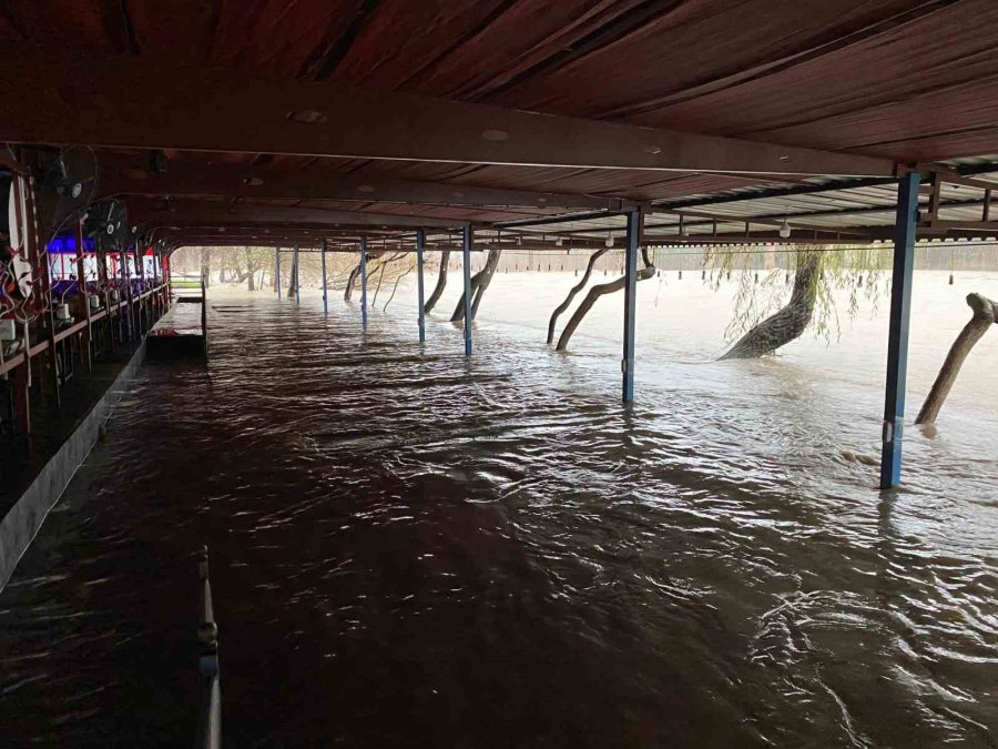 Sağanak Sebebiyle Köprüçay Taştı, İş Yerleri Ve Araziler Sular Altında Kaldı