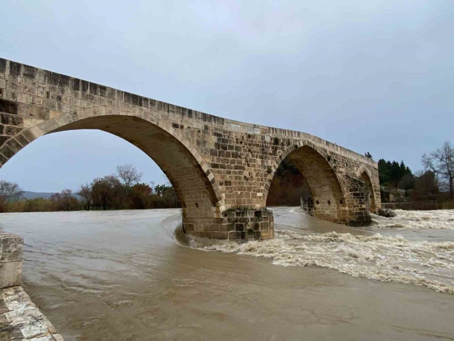 Sağanak Sebebiyle Köprüçay Taştı, İş Yerleri Ve Araziler Sular Altında Kaldı