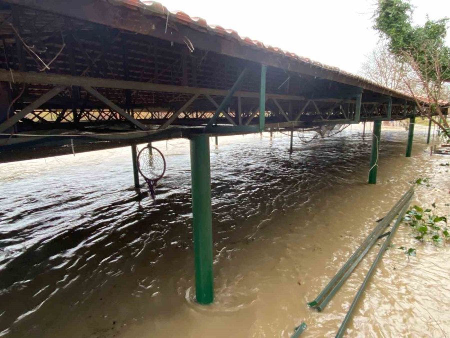 Sağanak Sebebiyle Köprüçay Taştı, İş Yerleri Ve Araziler Sular Altında Kaldı