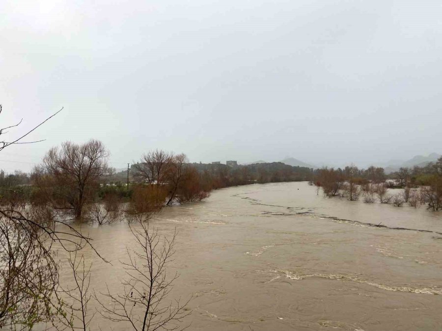 Sağanak Sebebiyle Köprüçay Taştı, İş Yerleri Ve Araziler Sular Altında Kaldı