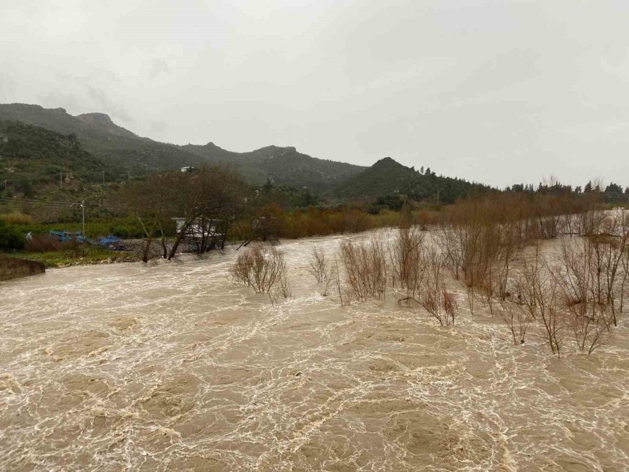 Sağanak Sebebiyle Köprüçay Taştı, İş Yerleri Ve Araziler Sular Altında Kaldı
