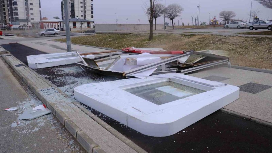 Karaman’da Şiddetli Fırtına Kamyoneti Devirdi, Çatılar Uçtu