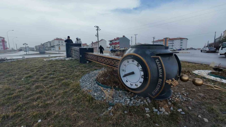 Karaman’da Şiddetli Fırtına Kamyoneti Devirdi, Çatılar Uçtu