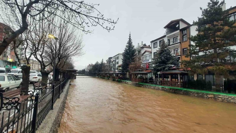 Bozkır’da Sular Yükseldi, Araziler Su Altında Kaldı