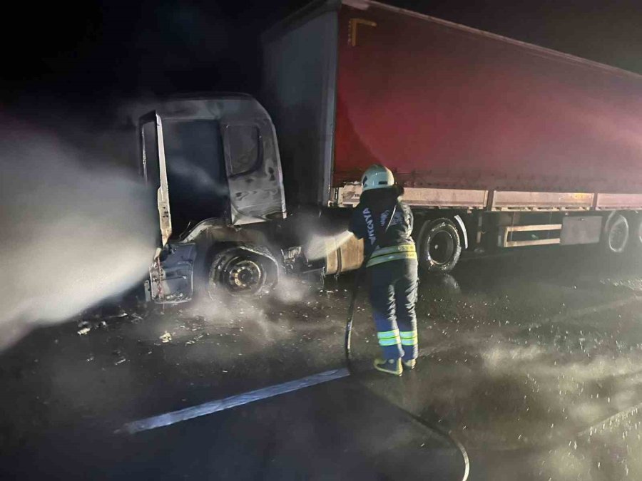 Çekici Yanarak Kullanılamaz Hale Geldi