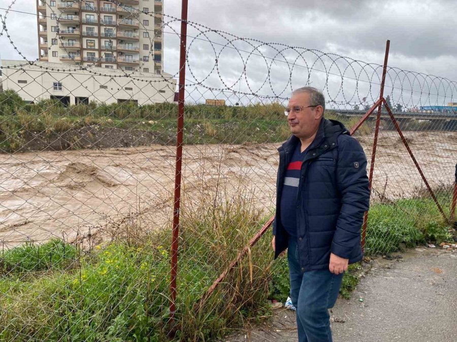 Mersin’de Sağanak Yağmur Etkili Oluyor