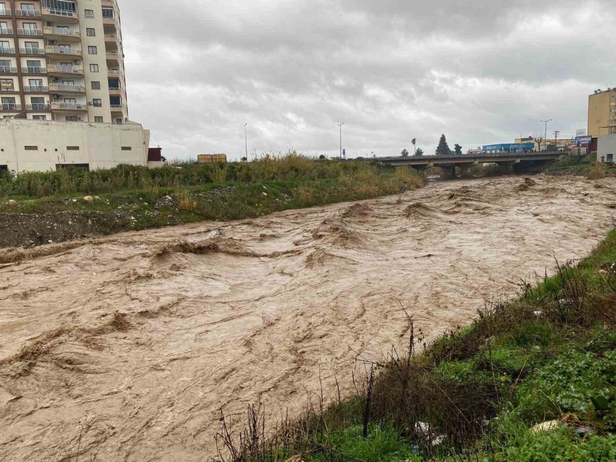 Mersin’de Sağanak Yağmur Etkili Oluyor