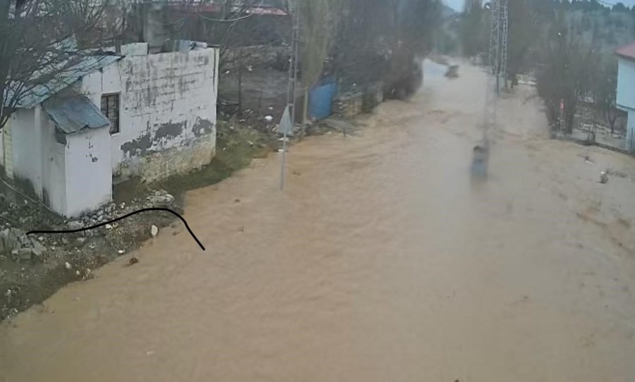 Mersin’de Sağanak Yağmur Etkili Oluyor