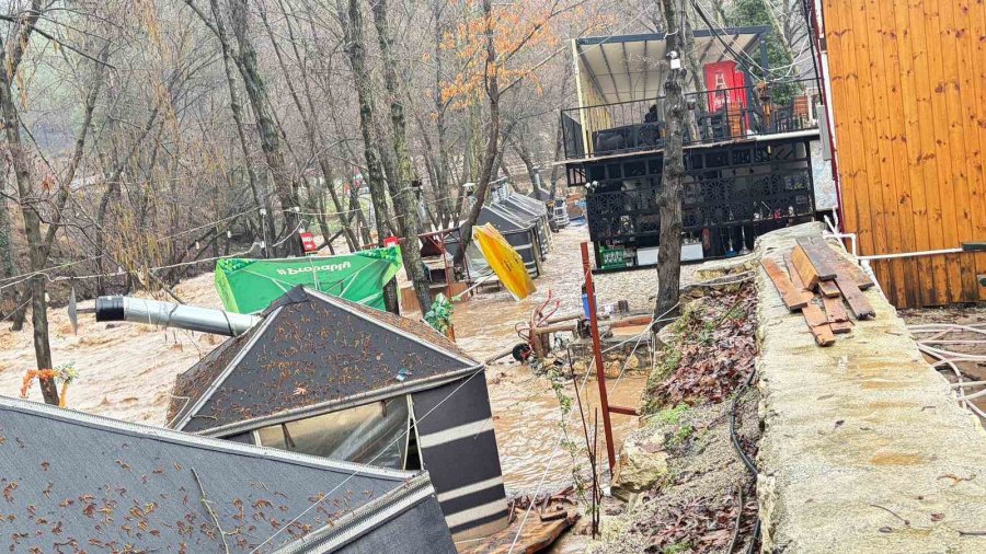 Sağanak Mersin’i Vurdu: Dereler Taştı, Restoran Sular Altında Kaldı