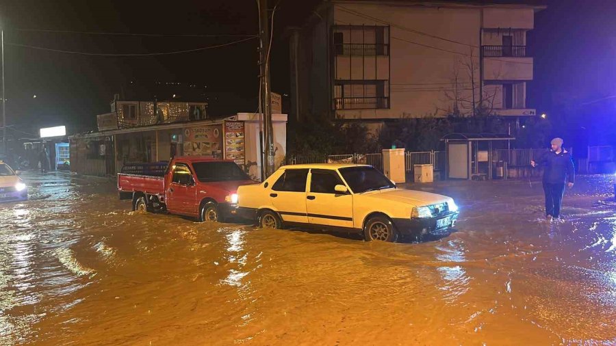 Alanya’da Oba Çayı Taştı, Caddeler Sular Altında Kaldı