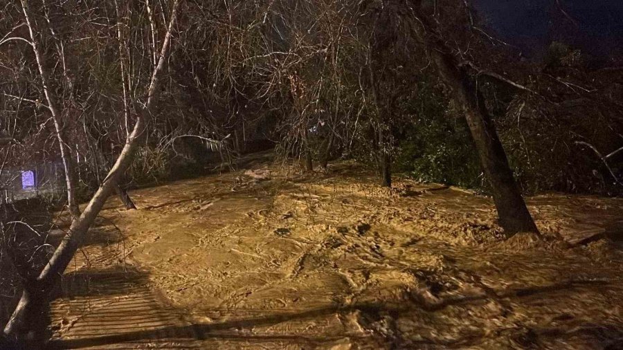 Alanya’da Oba Çayı Taştı, Caddeler Sular Altında Kaldı