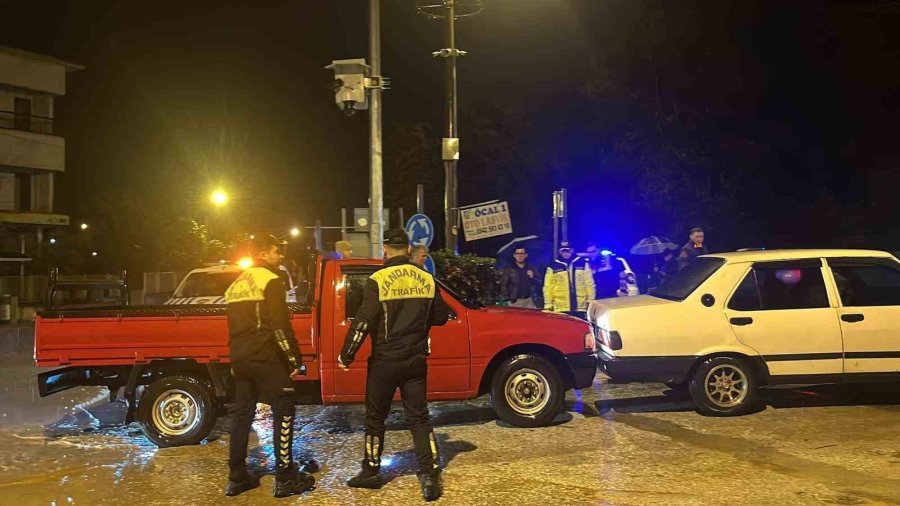 Alanya’da Oba Çayı Taştı, Caddeler Sular Altında Kaldı