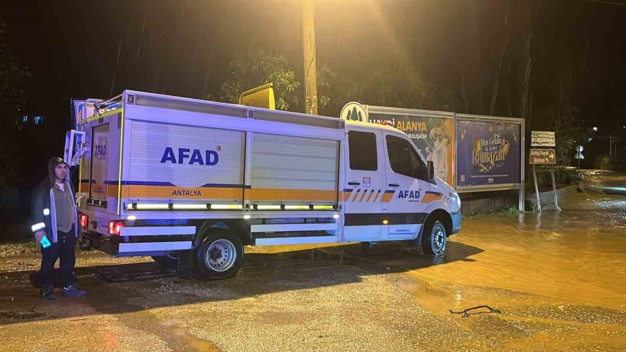 Alanya’da Oba Çayı Taştı, Caddeler Sular Altında Kaldı