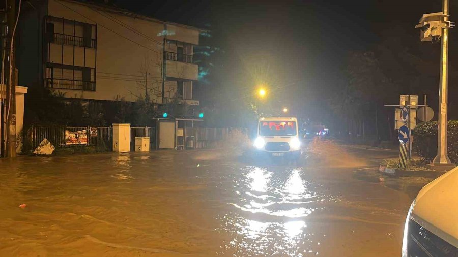 Alanya’da Oba Çayı Taştı, Caddeler Sular Altında Kaldı