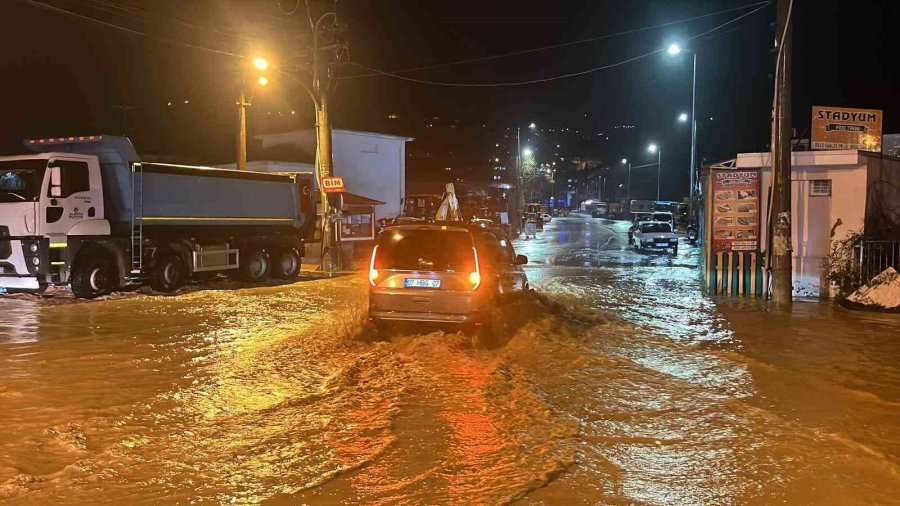 Alanya’da Oba Çayı Taştı, Caddeler Sular Altında Kaldı