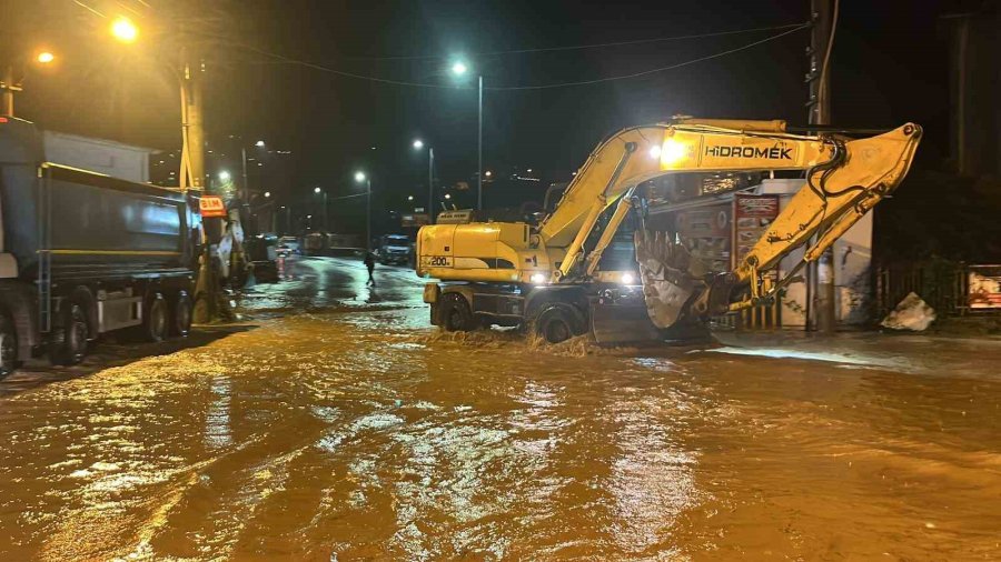 Alanya’da Oba Çayı Taştı, Caddeler Sular Altında Kaldı