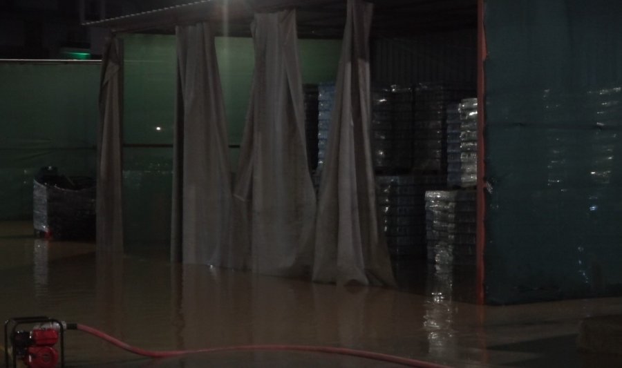 Alanya’da Oba Çayı Taştı, Caddeler Sular Altında Kaldı