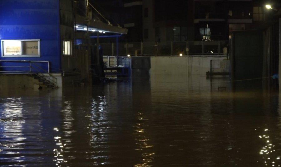 Alanya’da Oba Çayı Taştı, Caddeler Sular Altında Kaldı