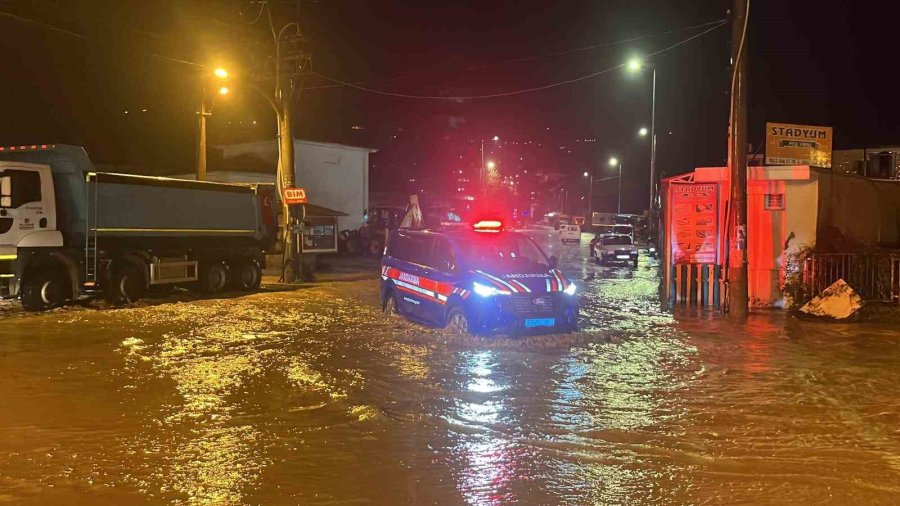 Alanya’da Oba Çayı Taştı, Caddeler Sular Altında Kaldı