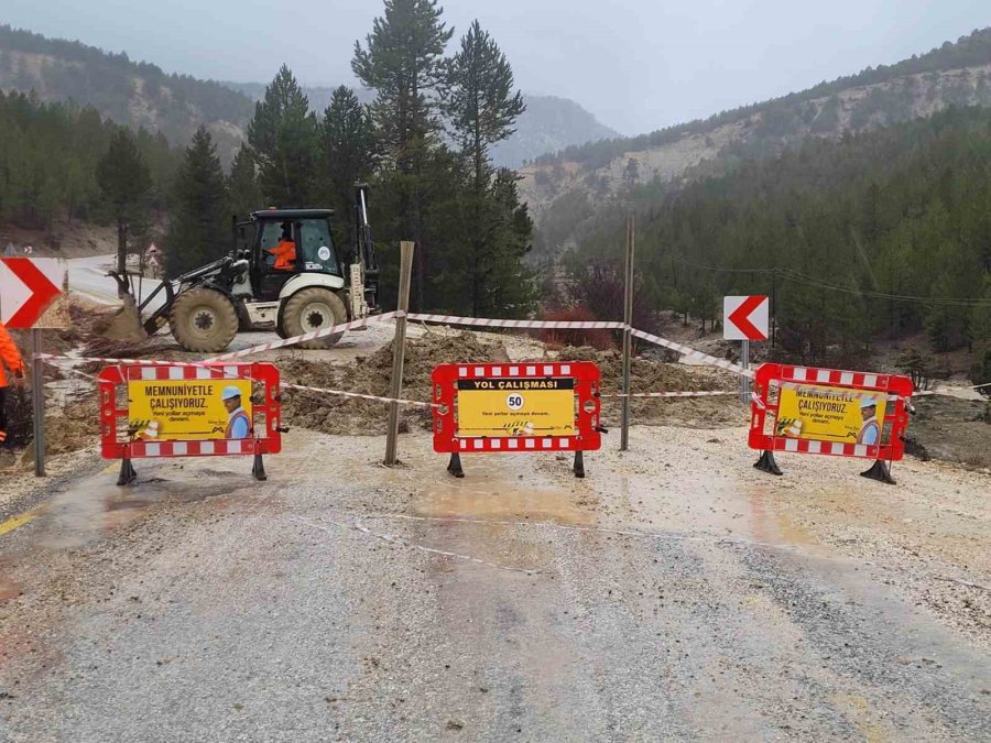 Mut’ta Aşırı Yağış Nedeniyle Çivi Mahallesi, Söğütözü Yayla Yolu Ulaşıma Kapandı