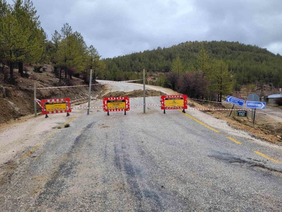 Mut’ta Aşırı Yağış Nedeniyle Çivi Mahallesi, Söğütözü Yayla Yolu Ulaşıma Kapandı