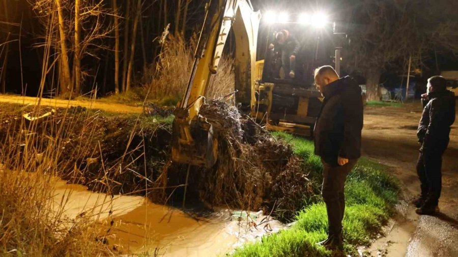 Mut’ta Aşırı Yağış Nedeniyle Kapanan Yol Ulaşıma Açıldı